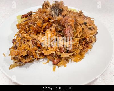 Bigos est un ragoût traditionnel typique de la cuisine polonaise et lituanienne que beaucoup considèrent comme le plat national polonais. Banque D'Images