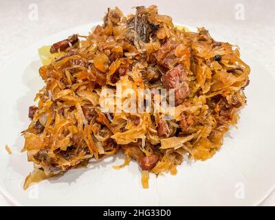 Bigos est un ragoût traditionnel typique de la cuisine polonaise et lituanienne que beaucoup considèrent comme le plat national polonais. Banque D'Images