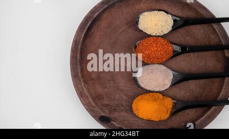 Une cuillerée d'épices mises à la terre Banque D'Images