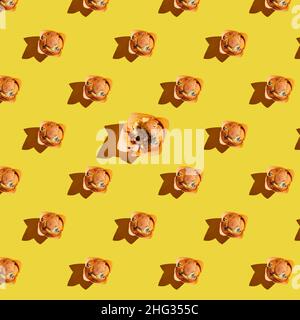Un modèle de muffins avec un mordu sur fond jaune.Pose à plat. Banque D'Images