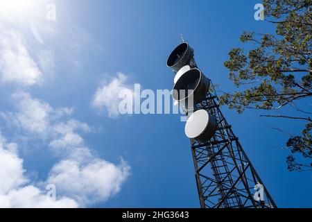 Vue sur la tour de télécommunications contre le ciel bleu avec espace de copie Banque D'Images