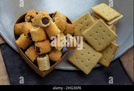 Délicieux petits pains à l'ananas faits maison tarte avec des crackers traditionnels farcis à l'ananas ou du pain au fromage avec garniture à l'ananas.Mise au point sélective. Banque D'Images