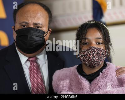 17 janvier 2022, Washington, District de Columbia, États-Unis: Lors d'une conférence de presse exigeant que le Congrès vote la liberté de vote: Loi John R. Lewis, Martin Luther King III et la fille Yolanda Renee King ont écouté les défenseurs des droits de vote.(Image de crédit : © Sue Dorfman/ZUMA Press Wire) Banque D'Images