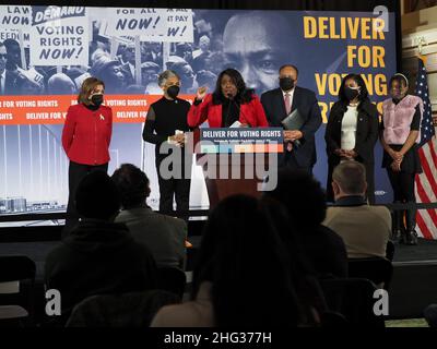 17 janvier 2022, Washington, District de Columbia, États-Unis: Le jour de Martin Luther King, la Présidente Nancy Pelosi (D-CA), les représentants Joyce Beatty (D-OH) et Terri Sewall (D-AL), Martin Luther King III, Arndrea Waters King, Yolanda Renee King ont été parmi ceux qui ont pris la parole lors d'une conférence de presse sur les droits de vote.Ils ont exhorté le Sénat à ne pas donner un service de pure forme à la vision du Dr KingÃs sans protéger et étendre son héritage en matière de droits de vote et à adopter la Loi sur la liberté de vote: John R. Lewis.(Image de crédit : © Sue Dorfman/ZUMA Press Wire) Banque D'Images