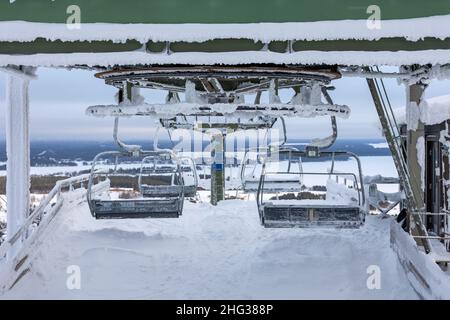 Télésièges vides en hiver Banque D'Images