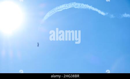 Avion volant.Avion en formation pendant un exposition de acrobaties aériennes pendant qu'ils roulent et roulent dans le ciel.Défaillance du moteur de plan.L'avion se bloque.Chute d'un avion en panne Banque D'Images