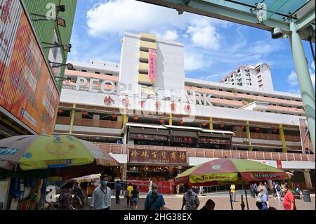 Entrée du People's Park Food Center et du marché, vue depuis la sortie C de la station MRT de Chinatown, Singapour Banque D'Images