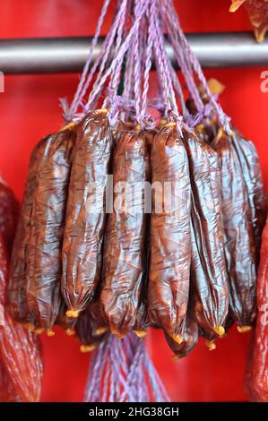 La saucisse traditionnelle chinoise séchée, LAP cheong, peut inclure le foie et le sang, lui donnant une couleur plus foncée. Banque D'Images