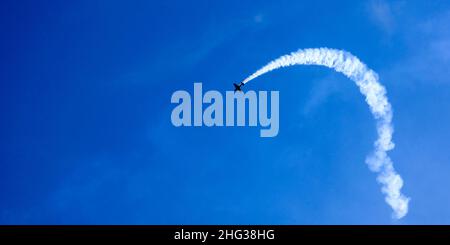 Avion volant.Avion en formation pendant un exposition de acrobaties aériennes pendant qu'ils roulent et roulent dans le ciel.Défaillance du moteur de plan.L'avion se bloque.Chute d'un avion en panne Banque D'Images