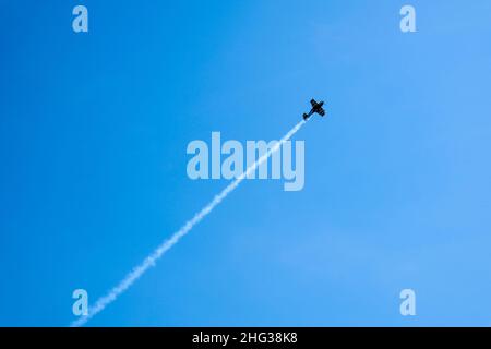 Avion volant.Avion en formation pendant un exposition de acrobaties aériennes pendant qu'ils roulent et roulent dans le ciel.Défaillance du moteur de plan.L'avion se bloque.Chute d'un avion en panne Banque D'Images