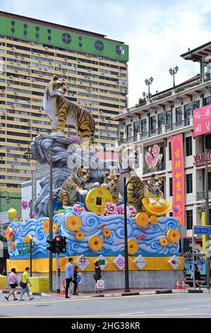 Les Tigers se tiennent à la jonction de New Bridge Road et d'Upper Cross Street, entrée traditionnelle de Chinatown, alors que Singapour inaugure le nouvel an lunaire Banque D'Images