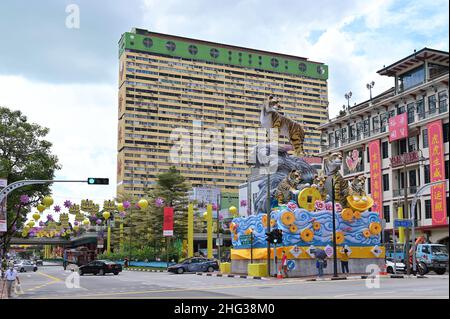 Les Tigers se tiennent à la jonction de New Bridge Road et d'Upper Cross Street, entrée traditionnelle de Chinatown, alors que Singapour inaugure le nouvel an lunaire Banque D'Images