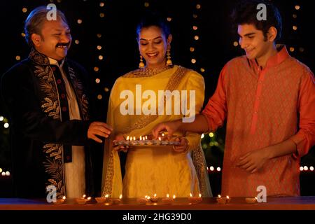 Maison de décoration familiale indienne par diyas sur Diwali Banque D'Images