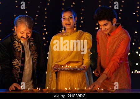 Maison de décoration familiale indienne par diyas à l'occasion de Diwali Banque D'Images