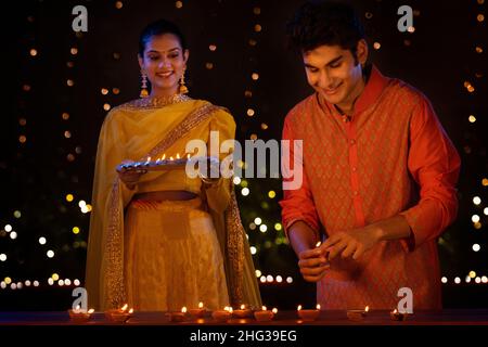 Ensemble de la maison de décoration avec des diyas sur Diwali Banque D'Images