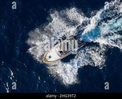 Bateau, bateau brisant des vagues tiré de drone Banque D'Images