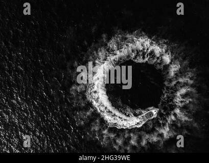 Bateau, bateau brisant des vagues tiré de drone Banque D'Images