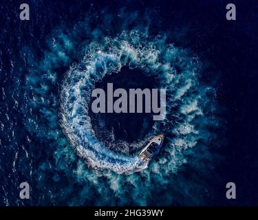 Bateau, bateau brisant des vagues tiré de drone Banque D'Images