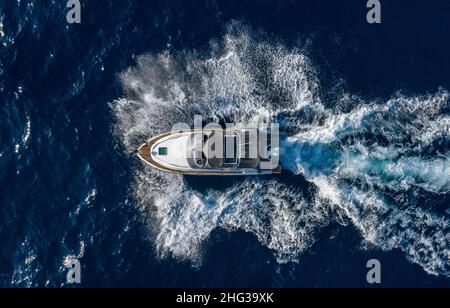 Bateau, bateau brisant des vagues tiré de drone Banque D'Images