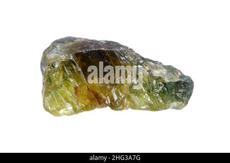 Pierre géante naturelle de sphène (titanite) sur fond blanc , un groupe minéral riche en titane.Le membre du minéral de dispersion le plus élevé. Banque D'Images