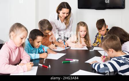 Enfants d'âge élémentaire ayant une classe d'art Banque D'Images