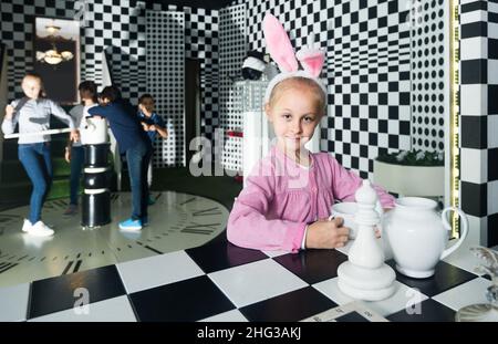 Enfants dans la salle de quête Banque D'Images