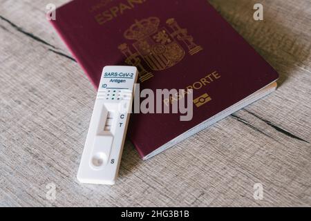 Test d'antigène Covid-19 positif avec passeport.Voyager pendant l'épidémie de COVID-19. Banque D'Images