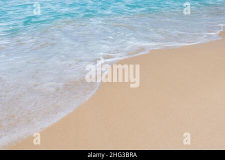 Vague de l'océan sur fond de plage de sable propre Banque D'Images