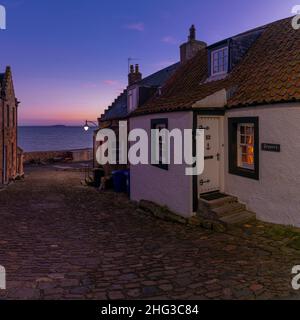 Une vue sur une rue pavée, en direction de l'île de Mai dans la rivière Forth, dans le village de East Neuk de Crail, Fife, Écosse Banque D'Images