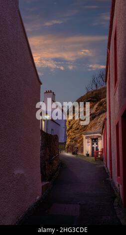 Vue au coucher du soleil vers la grotte de Saint-Serf dans le village côtier de Fife à Pittenweem, en Écosse, au Royaume-Uni Banque D'Images