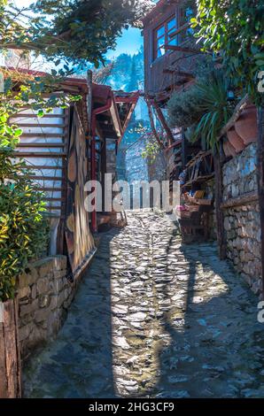 Le pittoresque village grec du Mont Olympe.Il prit son nom de l'église Saint Panteleimon qui se trouve sur la place centrale du vill Banque D'Images