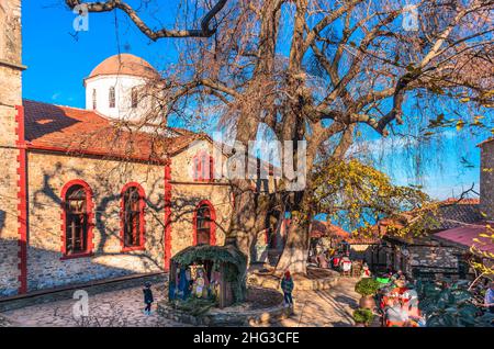 Le pittoresque village grec du Mont Olympe.Il prit son nom de l'église Saint Panteleimon qui se trouve sur la place centrale du vill Banque D'Images