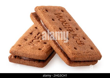 Deux biscuits de crème au chocolat Bourbon isolés sur blanc. Banque D'Images