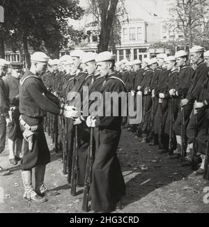 Photo d'époque de la première Guerre mondiale 1914-1918.« Parade Rest », poste d'entraînement naval. Banque D'Images