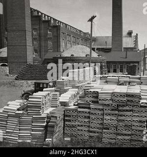 Vue générale vintage de l'usine de carreaux avec cour et four, Medicine Hat, Alb., Canada.1923 Banque D'Images