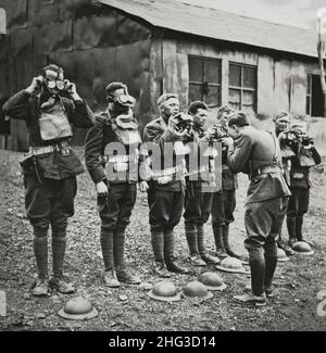 Photo vintage des garçons américains en France apprenant à utiliser correctement des masques à gaz.France Banque D'Images