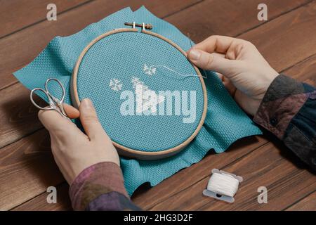 Les accessoires pour le travail des aiguilles sont dans les mains des femmes à l'intérieur. Banque D'Images