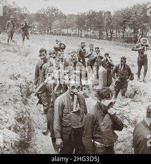 Photo d'époque de la première Guerre mondiale 1914-1918.Soldats sur le point d'entrer dans la tranchée de gaz lacrymogène, Camp dix, New .Jersey.ÉTATS-UNIS Banque D'Images