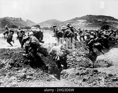 Première Guerre mondiale dans les Dardanelles, attaque de la division royale (soldats britanniques sortant d'une tranchée).1915 Banque D'Images