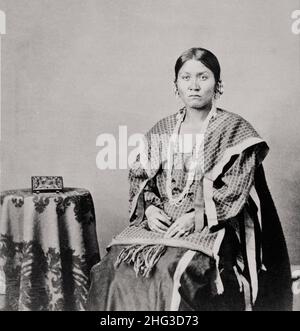 Photo d'époque de la femme Winnebago, portrait pleine longueur.ÉTATS-UNIS.1865-1880 Banque D'Images