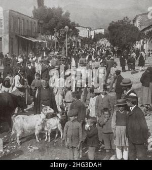 Photo d'archives du 19th siècle Grèce.Dans Sparta.Villageois et hommes de campagne le jour du marché.À l'ouest par la rue Ares jusqu'aux montagnes, Grèce.1 Banque D'Images