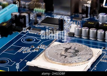 Argent numérique Bitcoin sur la carte mère de l'ordinateur de circuit de processeur.Symbole de devise Crypto dans defi.Blockchain data online trading.informations financières Banque D'Images