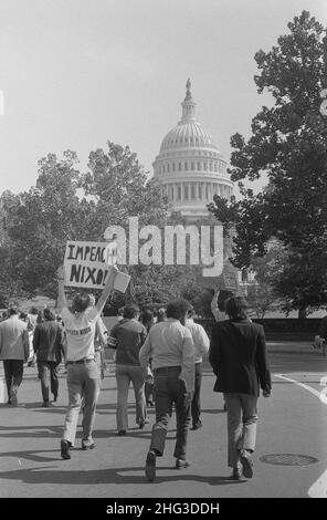 Photo d'époque des manifestants avec le panneau « destituer Nixon » près du Capitole des États-Unis, Washington, D.C. le 22 octobre 1973 Banque D'Images