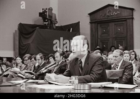 Le président Gerald Ford comparaît à l'audience de la sous-commission judiciaire de la Chambre sur le pardon de l'ancien président Richard Nixon, Washington, D.C. le 17 octobre, Banque D'Images