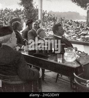 Photo d'époque du président Roosevelt et de 80 000 mineurs à l'écoute du président de l'Union John Mitchell, Wilkes-barre, Pennsylvanie, États-Unis.1905 Banque D'Images