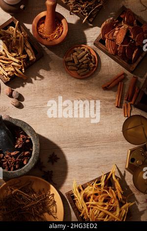 Médecine traditionnelle chinoise avec herbes et épices en bois brun mortier et pilon , pour la publicité médicale , photographie moi traditionnel Banque D'Images