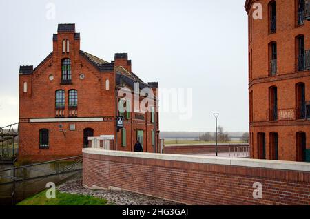 17 janvier 2022, Brandebourg, Wittenberge : une nouvelle digue d'Elbe a été construite sur les rives de l'Elbe près de la grue.Les travaux préparatoires à la protection contre les inondations et à l'expansion des routes dans la région d'Elbstraße ont commencé en 2019.Le système de protection contre les crues a été achevé en 2021 et augmente la sicxherité de la vieille ville avec l'accès au Nedwigshafen et aux locaux de l'Administration de l'eau et du transport maritime.En cas de catastrophe, un mur de protection mobile contre les inondations peut être érigé et protège contre les inondations jusqu'à un niveau de 7,99 mètres.Photo: Soeren Stache/dpa-Zentralbild/ZB Banque D'Images