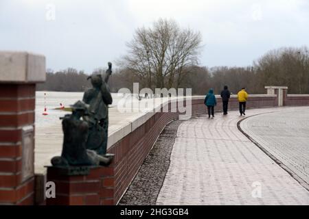 17 janvier 2022, Brandebourg, Wittenberge : une nouvelle digue d'Elbe a été construite sur les rives de l'Elbe près de la grue.Les travaux préparatoires à la protection contre les inondations et à l'expansion des routes dans la région d'Elbstraße ont commencé en 2019.Le système de protection contre les crues a été achevé en 2021 et augmente la sicxherité de la vieille ville avec l'accès au Nedwigshafen et aux locaux de l'Administration de l'eau et du transport maritime.En cas de catastrophe, un mur de protection mobile contre les inondations peut être érigé et protège contre les inondations jusqu'à un niveau de 7,99 mètres.Photo: Soeren Stache/dpa-Zentralbild/ZB Banque D'Images