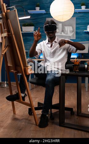 Un jeune artiste portant un casque de réalité virtuelle imaginant dessiner un croquis travaillant dans un projet d'école de peinture en atelier d'art.L'étudiant esquissant un vase sur toile dessinant des ombres pour son chef-d'œuvre créatif Banque D'Images