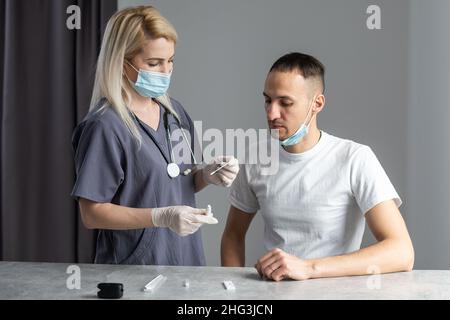 femme médecin faisant le test express à l'homme Banque D'Images
